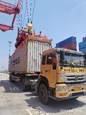 Shenzhen Mawan blind test — both front twistlocks locked, container hangs on truck.