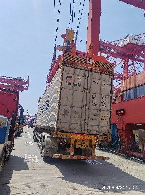 Shenzhen Mawan blind test — both rear twistlocks locked, container hangs on trailer.