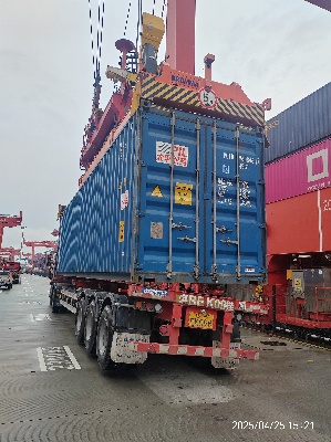 Shenzhen Mawan blind test — left-rear and right-rear twistlocks locked.