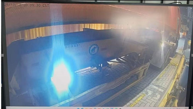 December 2025 — actual trailer-lifting event captured on a remotely operated rail-mounted gantry crane in Zhejiang, intercepted by the Celijia anti-mislifting system.
